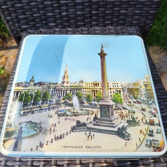 Large Vintage TRAFALGAR SQUARE Tin Container by Elkes Biscuits - Picture 6 of 9